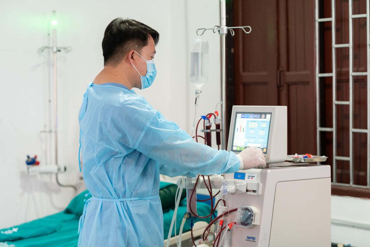 Dialysis treatment being provided through Australian Government-provided dialysis machines in Bolikomaxay Provincial Hospital      Credit:© WHO/PHOONSAB THEVONGSA